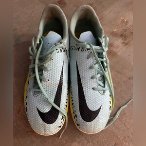 Nike soccer cleats worn for 1 seasons. 
Size 5